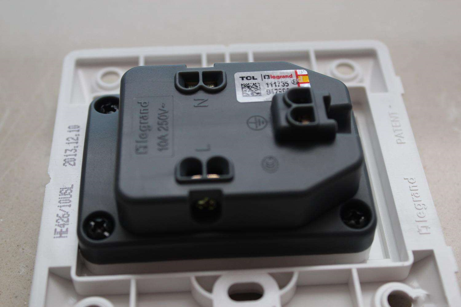 找电工换插座要多少钱(找电工花20元换个插座) - 价格百科