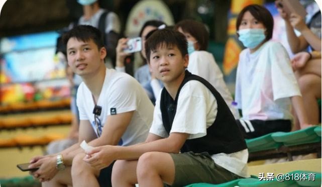 开心!全红婵游珠海长隆,大师兄谢思埸带漂亮女友陪玩,红姐电灯泡