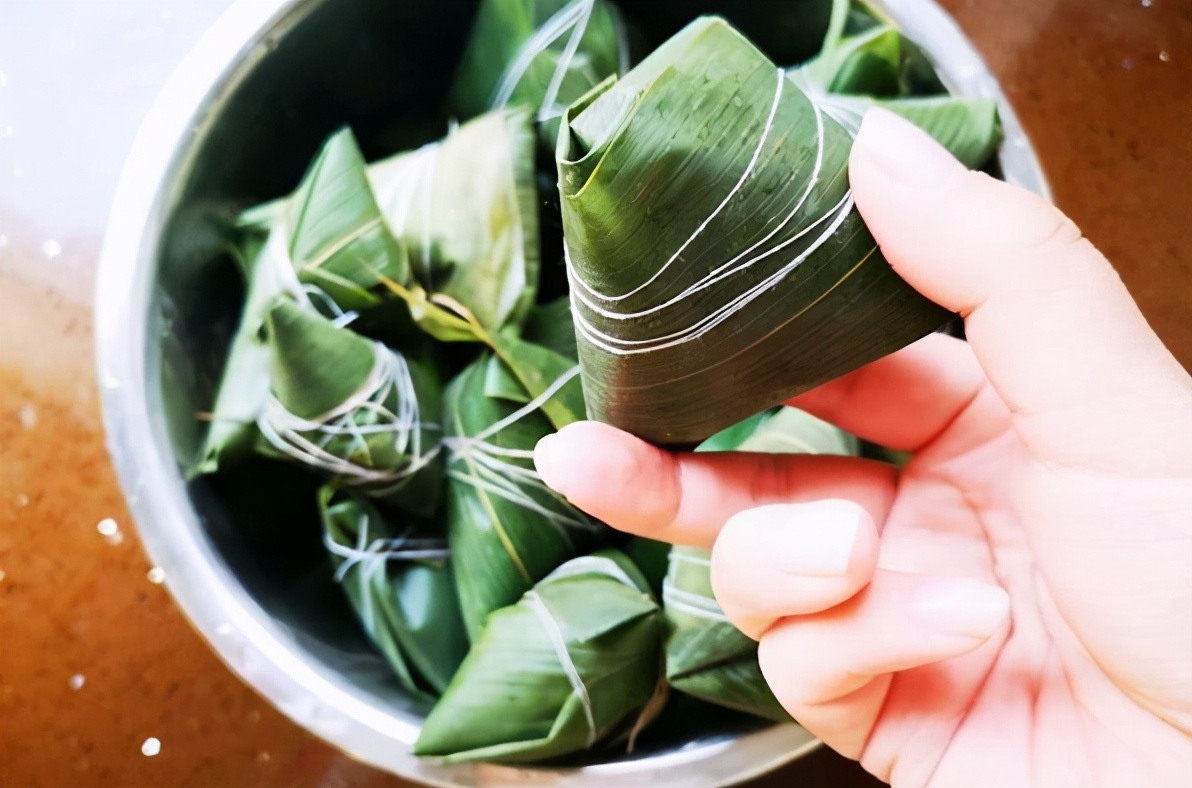 煮粽葉有講究，水里多加“2個料”，粽葉柔軟韌性好，不開裂