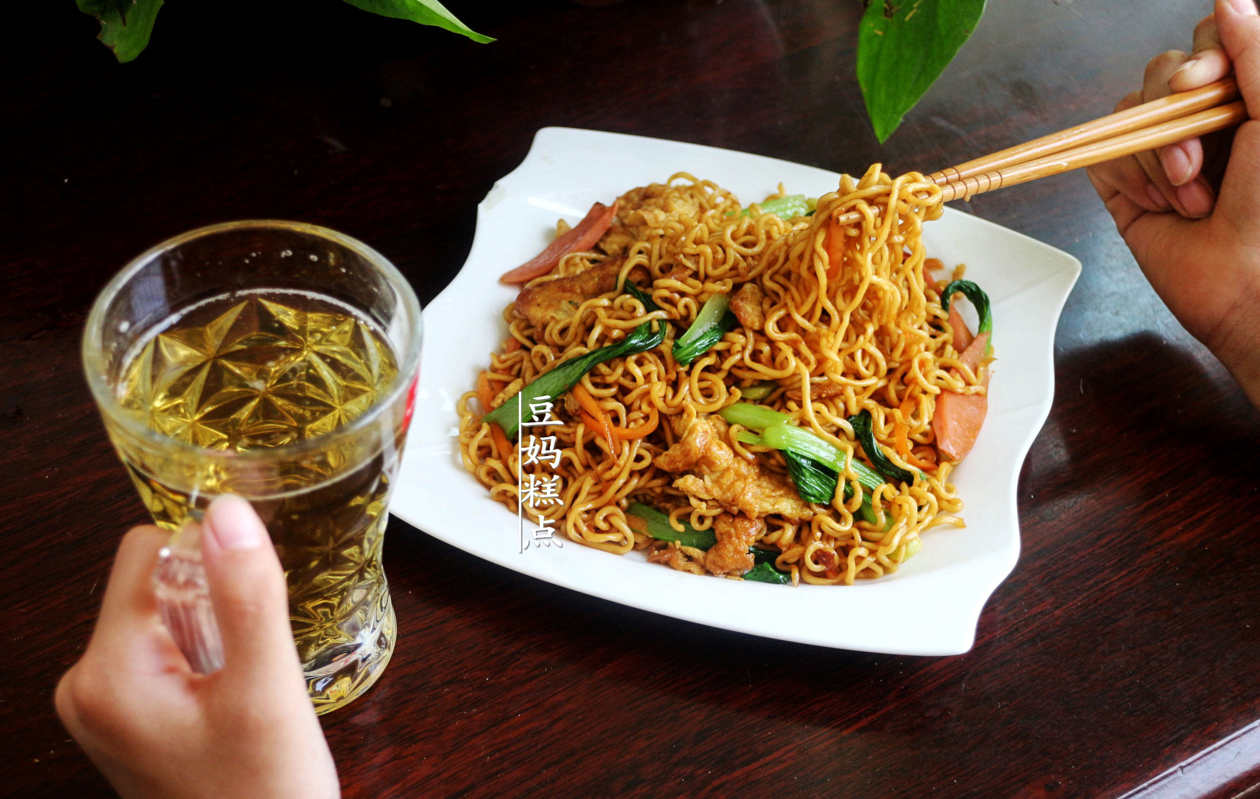 炒泡面的做法教程(懒人炒方便面秒杀路边摊)