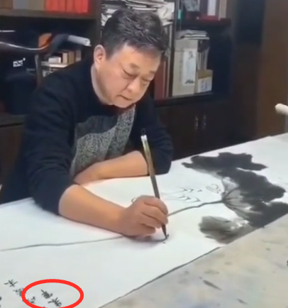 56岁朱军现身聚会，大佬聊天他指点人书法，一幅画曾卖130万