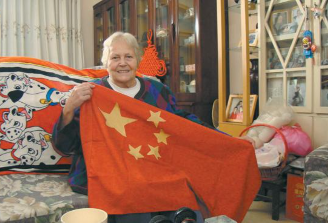 美国姑娘在华执教70年，周总理特批绿卡，家里五星红旗谁都不让碰