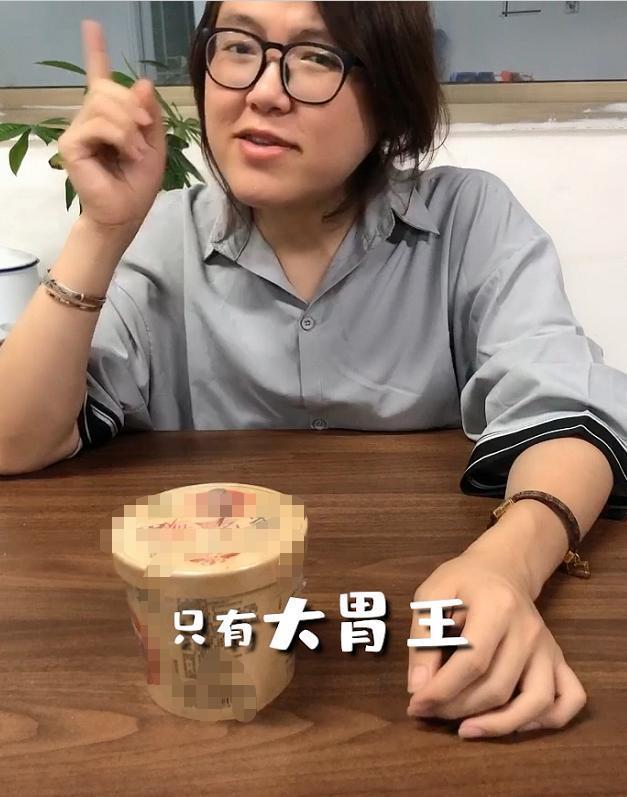 浪胃仙性别(网红浪胃仙性别引争议，知情人曝其是男生，并透露他能吃下二三十人的饭量)