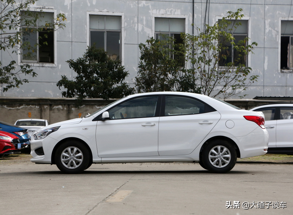 三厢合资小轿车，既省油又皮实，4.99万就能买，现代瑞纳怎么样？