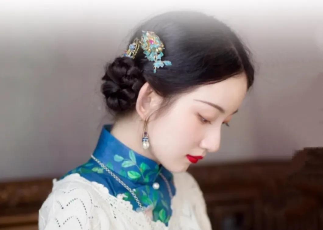 情深难断，久思心如染疾；静夜里我在想你，而你却不知道