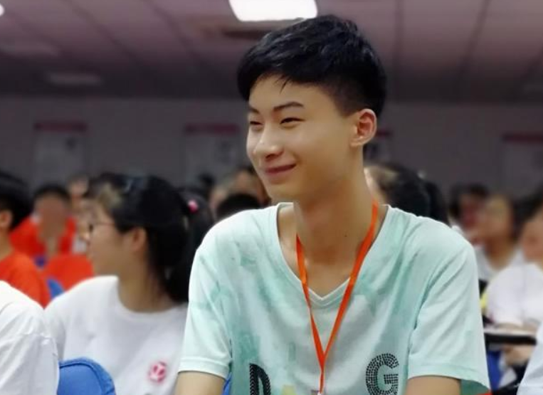 庞众望：捡废品照顾瘫痪母亲，744分上清华大学的河北男孩