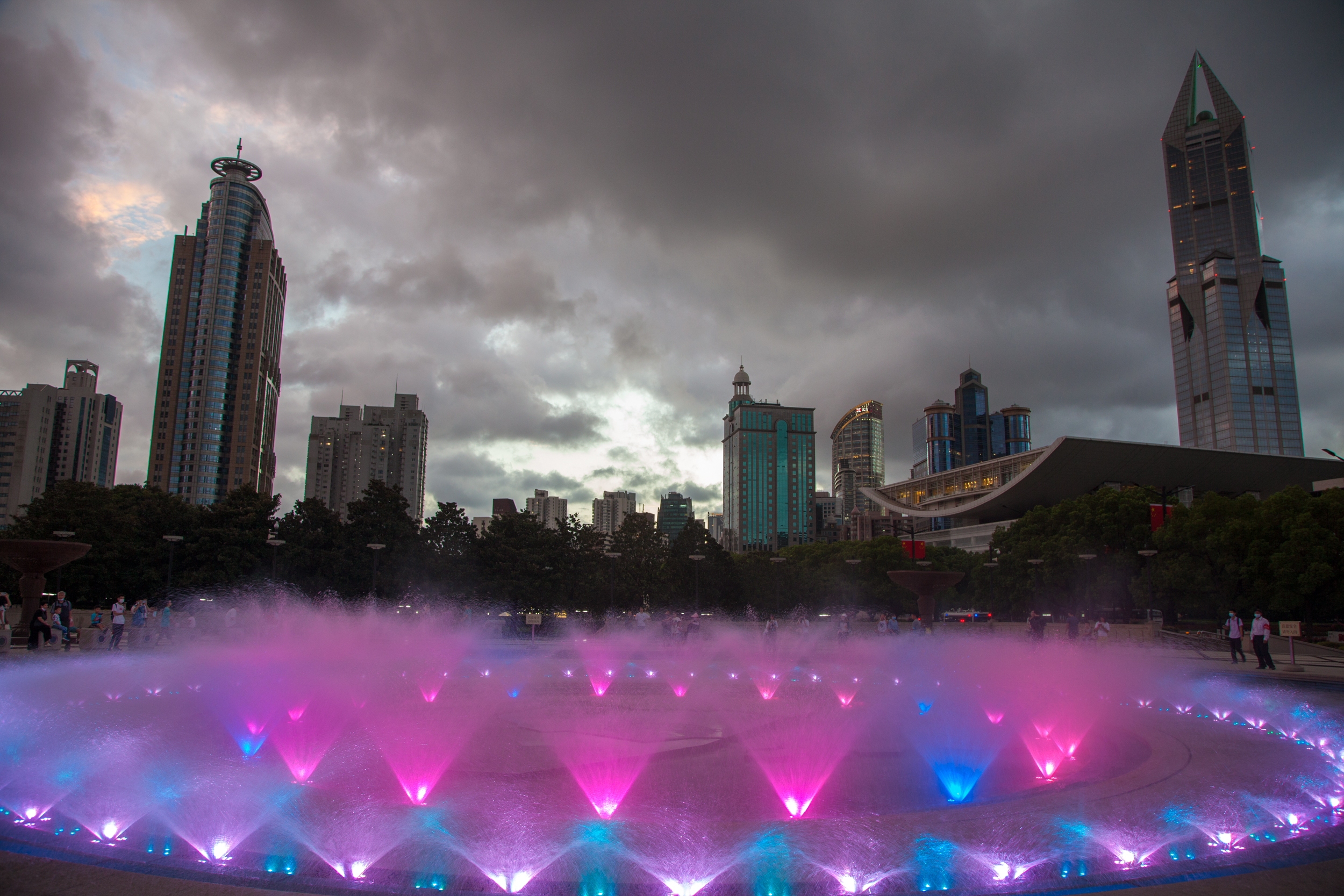 这是2021年9月11日18点时的音乐喷泉部分录像西南侧绿地间,也有很多