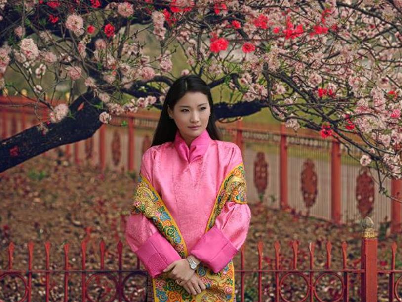 不丹王妃结婚10周年，生两个孩子持续爱情童话，未来王太后潜力十足