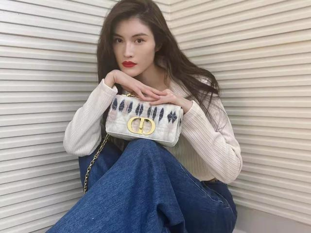 维密超模女神何穗不愧为中国第一，一双大长腿又美又迷人，爱了