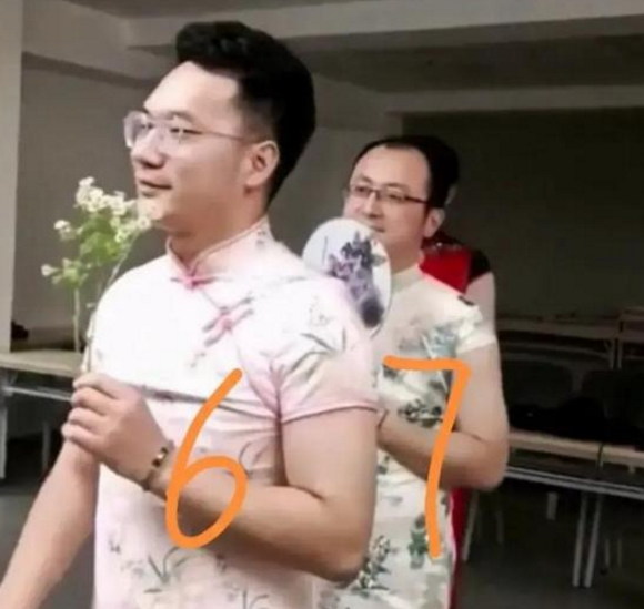 高考“旗袍老爸”们火了，艳压全场宝妈，我看到了最浓烈的父爱