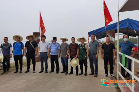 湖北国土资源职业学院党委书记、校长吴贤亮看望慰问防汛突击队员