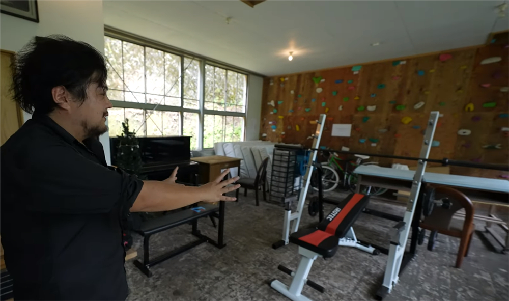 80后的他买下废弃学校，独居的日子一过就是7年，虽孤独却很自由