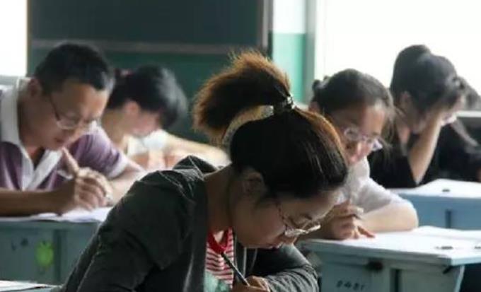 奶奶心系孙子高考成绩，梦到他考了666分，成绩出来后激动不已