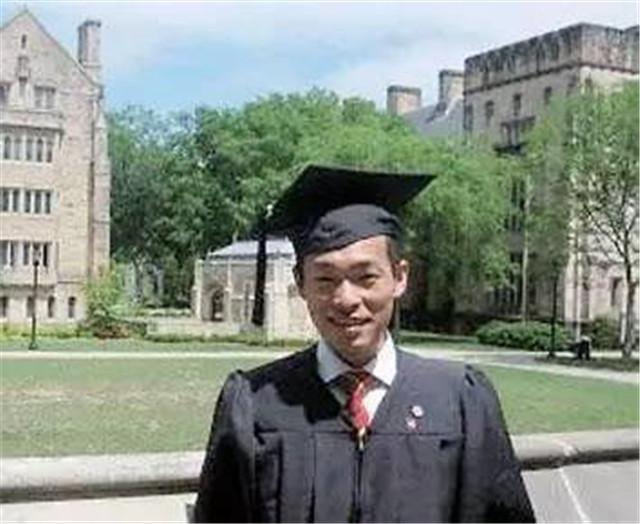 托福满分，耶鲁毕业生，年薪可达6位数，而他却选择在农村做村官