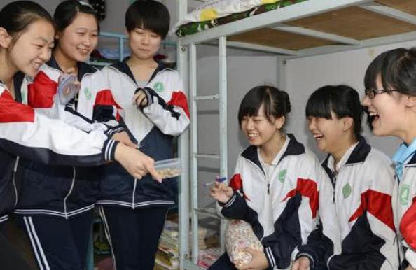 大学四人间应该怎么选床位，靠窗好还是靠门好？寝室阿姨传授经验