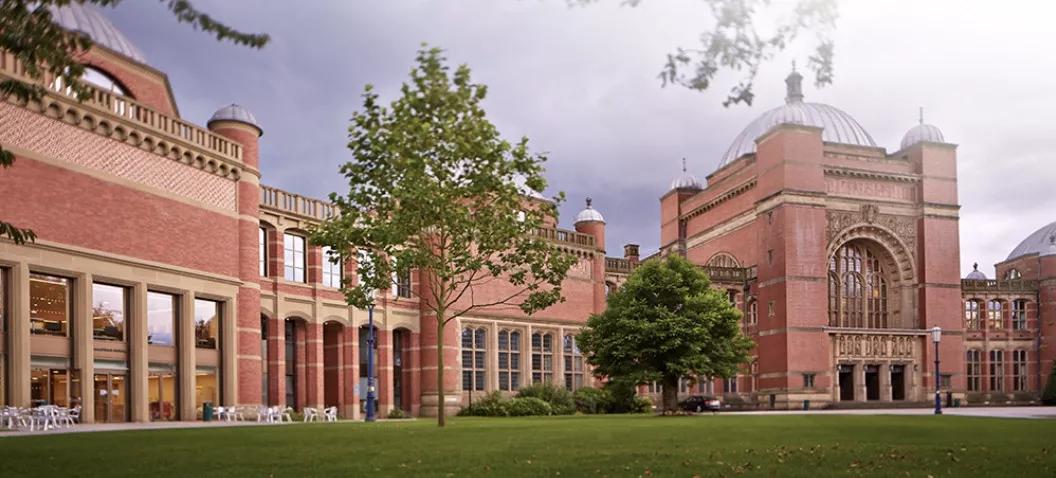 最新英国TOP20大学学费排名！剑桥位居榜首，牛津有些落后