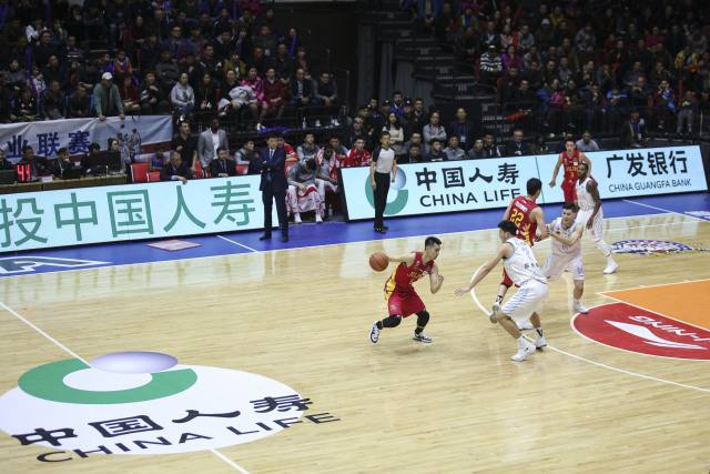 cba为什么没有主队logo(CBA主场地板为何不效仿NBA，放置主队Logo呢？)