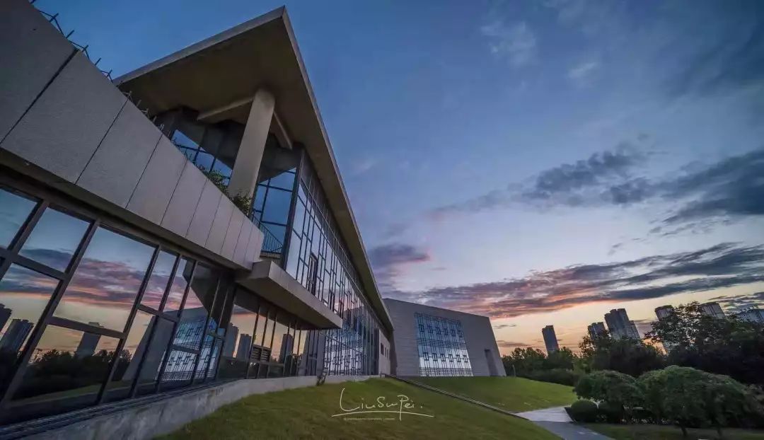 西安这座学费高达3万的大学，凭什么比985、211还受人欢迎？