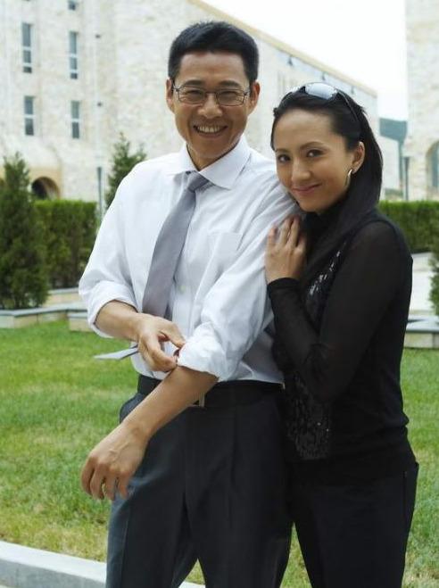 张丰毅和吕丽萍：离婚30年，人生截然不同，亲儿子和继父成一家