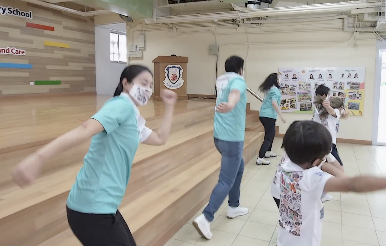 晶刚夫妇参加亲子活动，开合跳很卖力，郭晶晶搭霍启刚肩膀好甜蜜