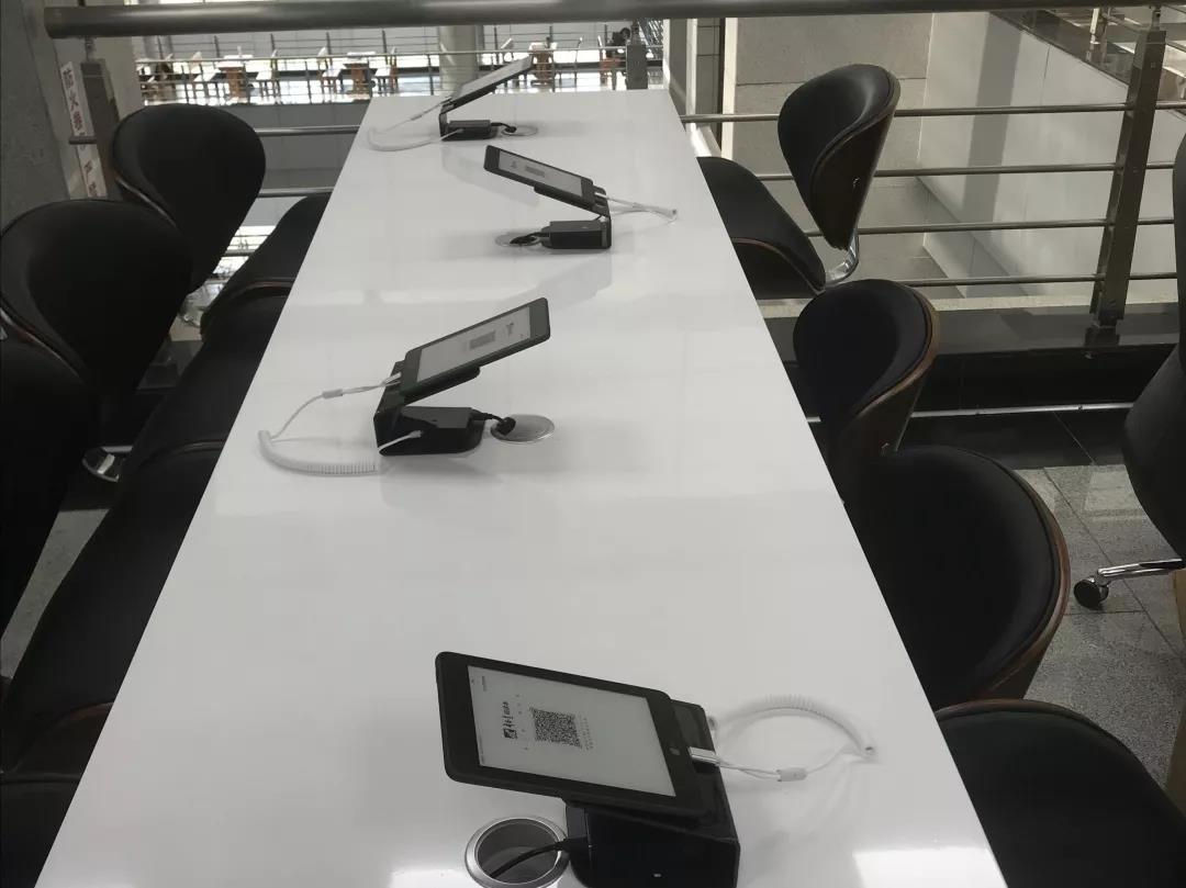 有这么好的图书馆太棒了吧！这样的图书馆给我来一打！