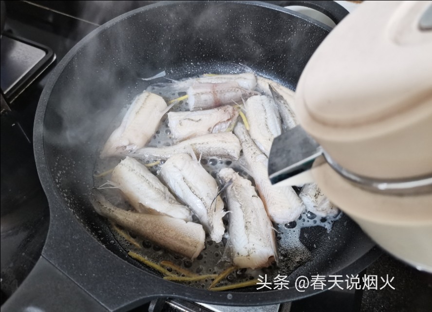 便宜的豆腐鱼，加豆腐炖，汤色奶白，鱼比豆腐嫩，能让你连喝2碗