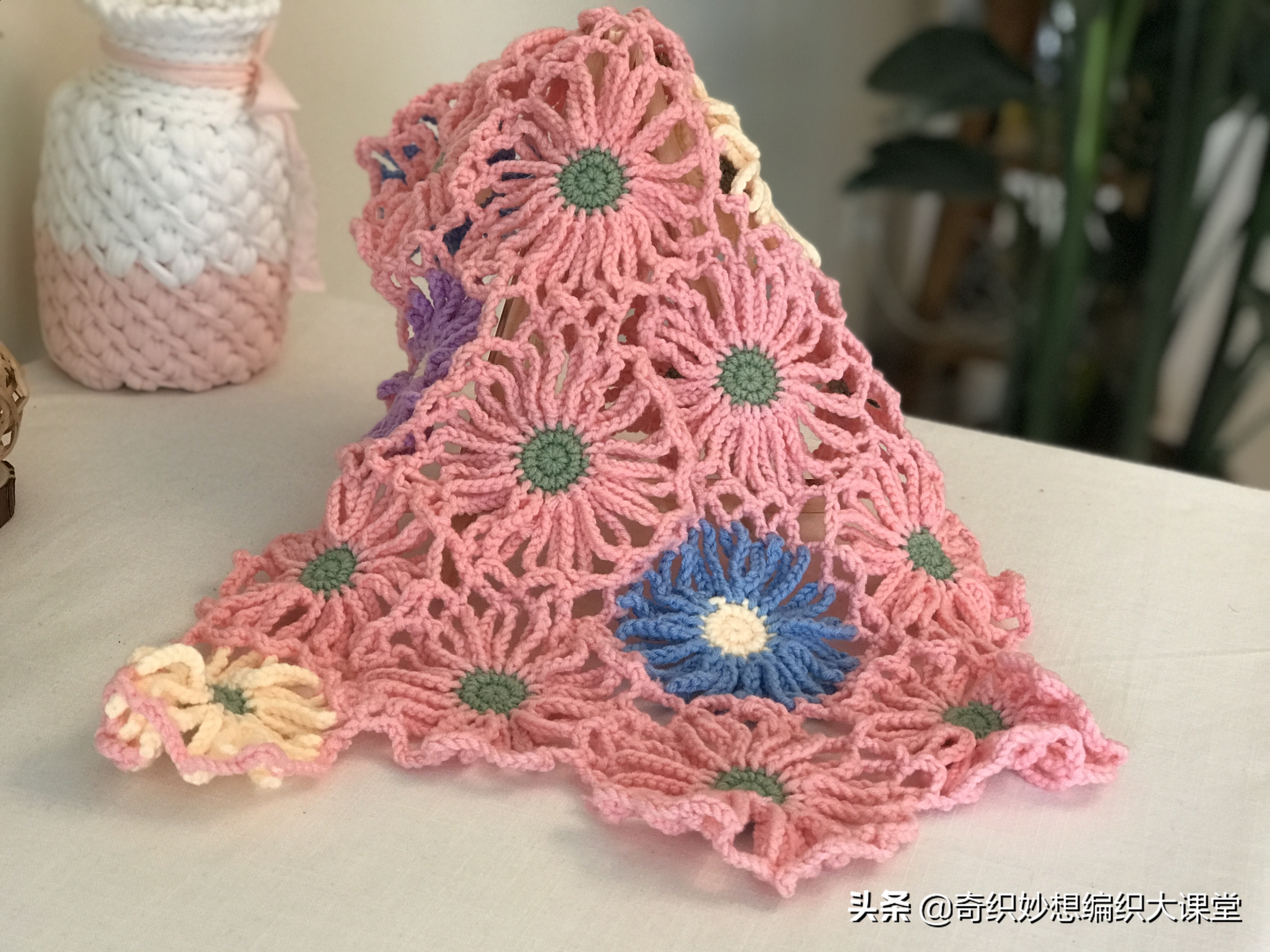 用毛线把雏菊钩成毯子，效果惊艳了，很有春天的感觉！附编织图解