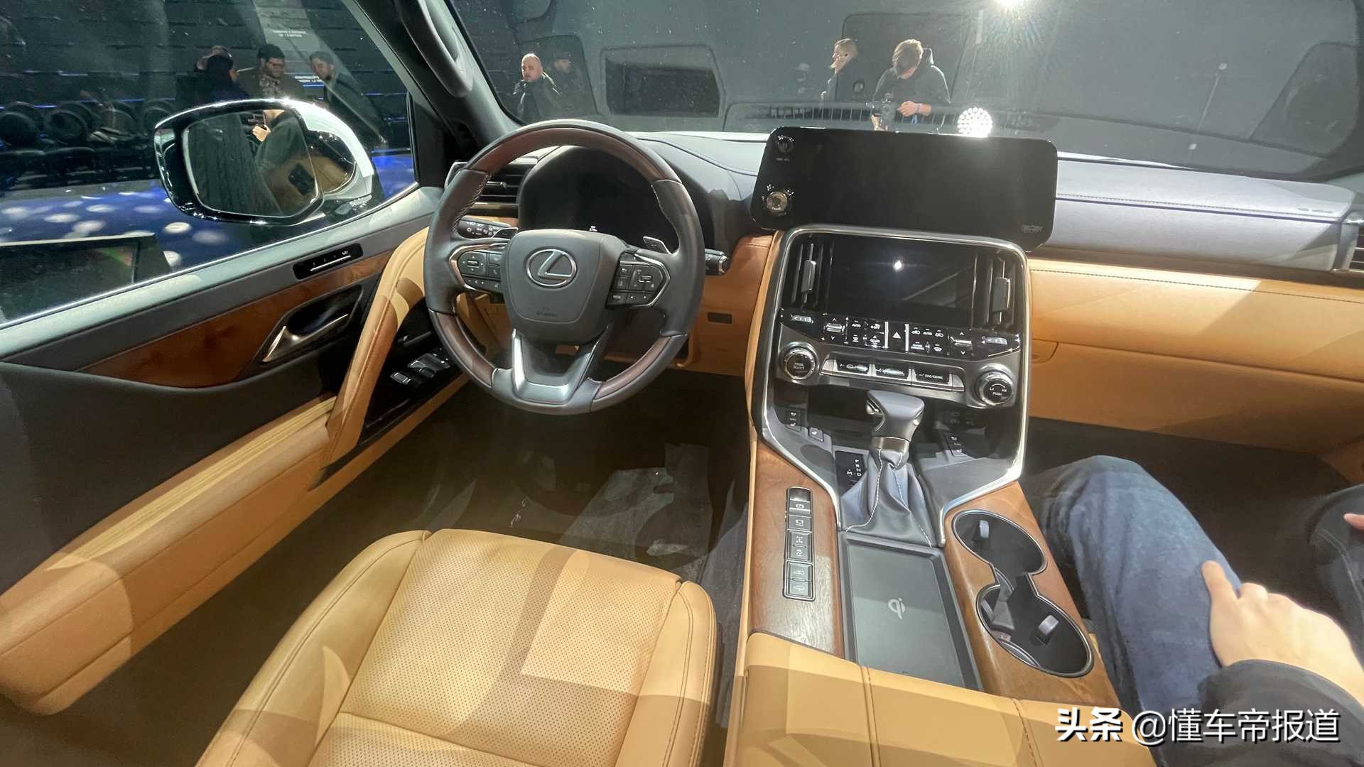 新车 </p><p>　　 人称“陆巡王”，搭3.3T柴油动力，曝新雷克萨斯LX500d实车