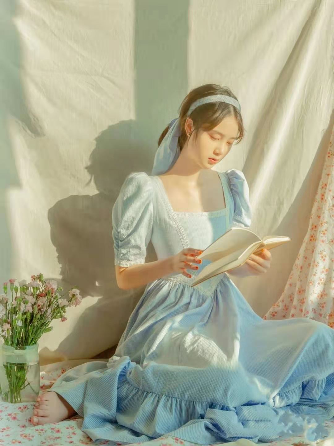 春暖花开，学会“米色+蓝色”的穿搭套路，上身很美