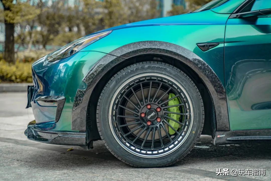 特斯拉Model Y全面改装，碳纤维宽体钻石绿变色膜回头率爆棚