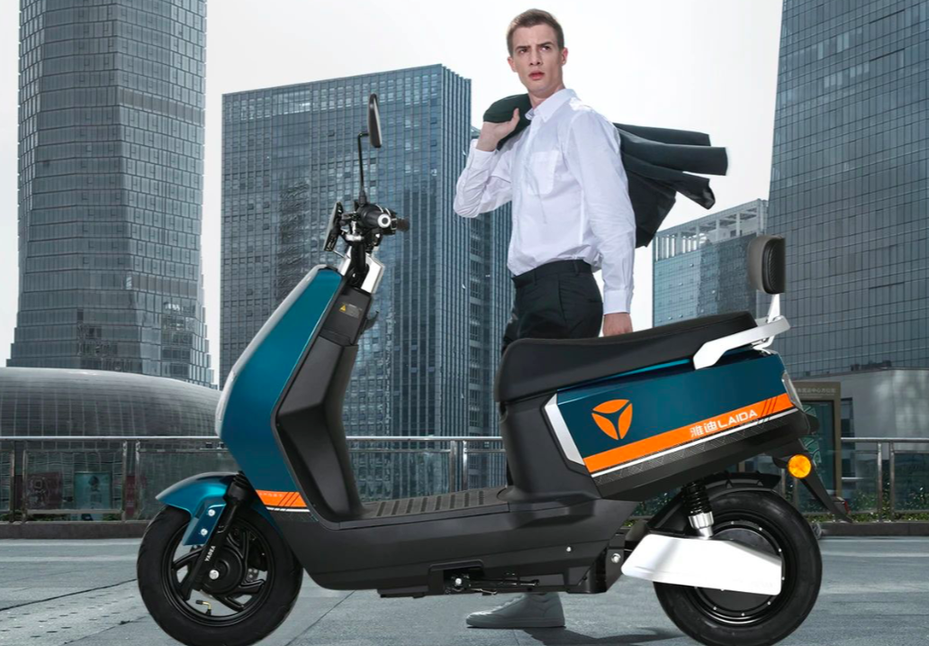 雅迪电动车发布新款电摩,配备扩充大容量电池,一次充电可以跨城骑行