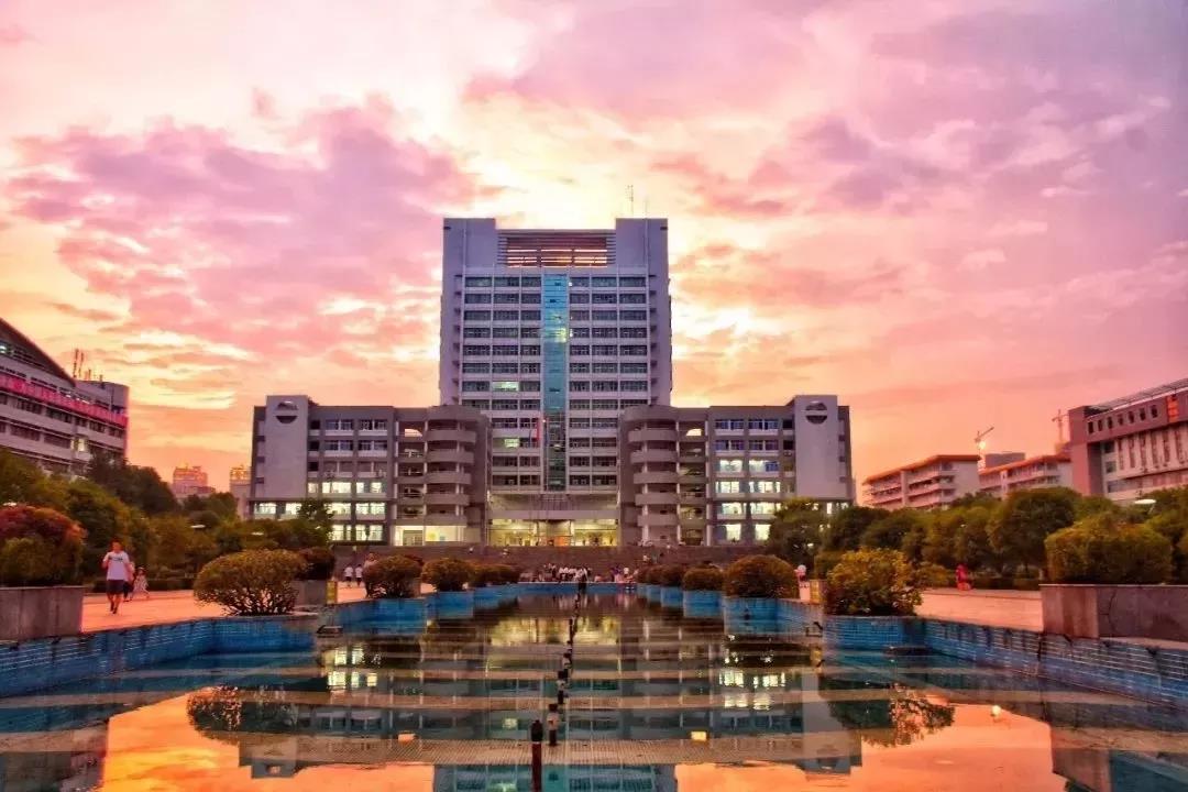 坐标湖南，影视剧取景地，高颜值食堂吃遍网红美食！这所高校