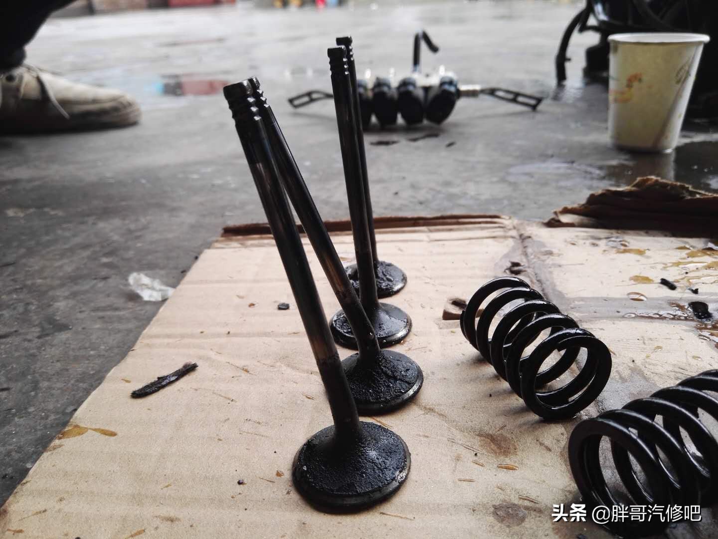 车主疏忽跑断正时，后果很严重气门“被顶”，老车一定要维护检查