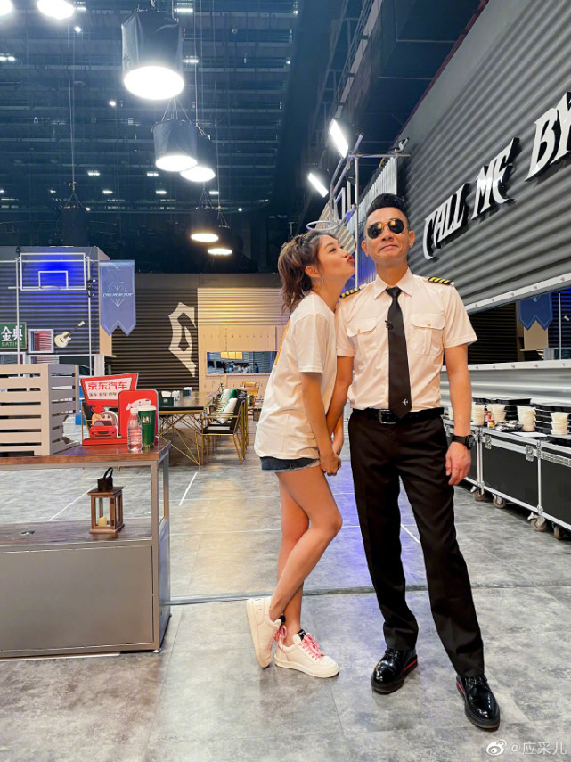 应采儿探班陈小春，俩人当众热吻，山鸡哥看老婆全程宠溺笑甜蜜蜜