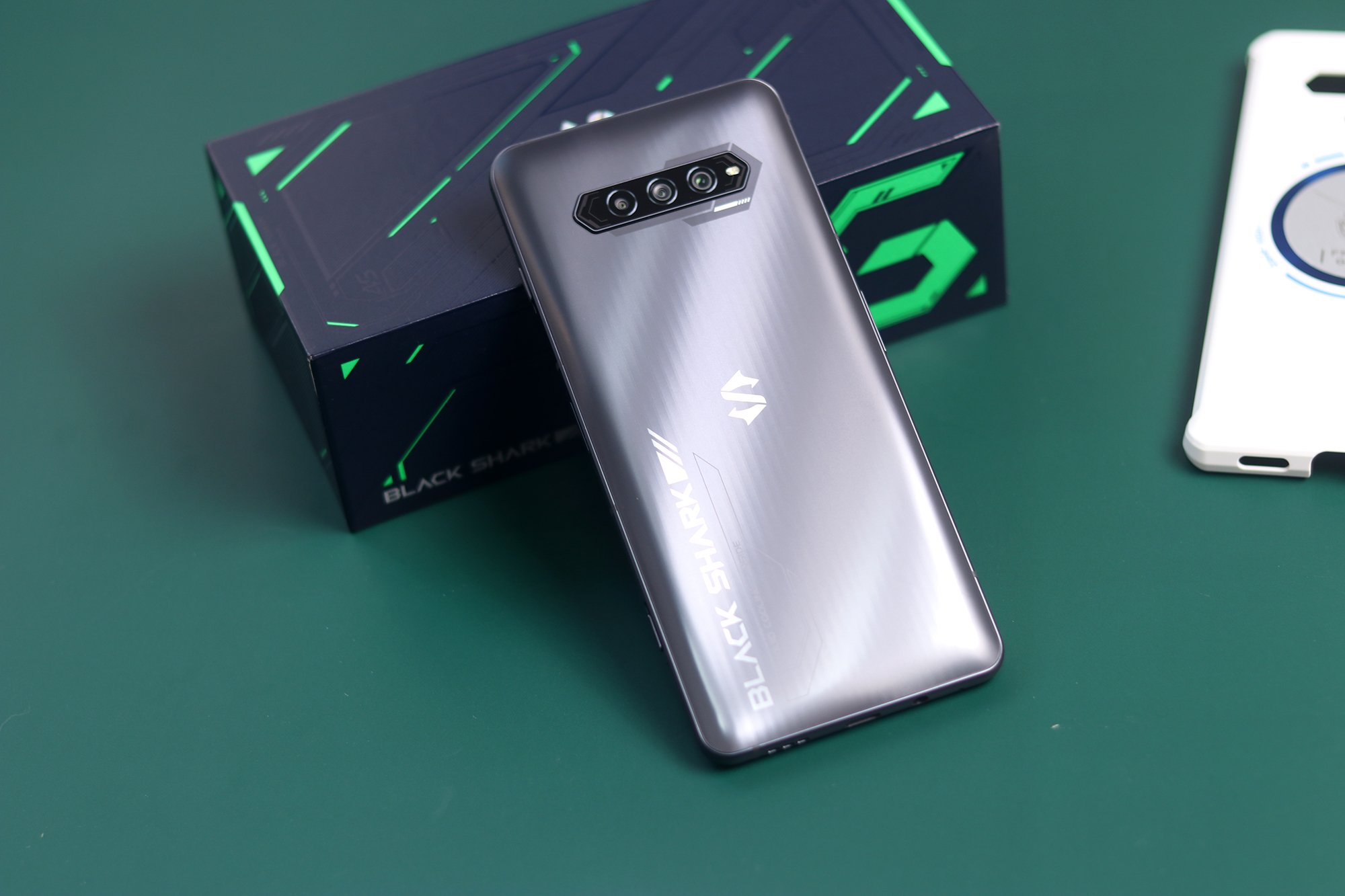 游戏手机王者，可能是最猛的骁龙870手机：黑鲨4S上手体验