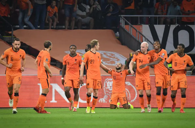 荷兰vs土耳其(世预赛-荷兰6-1土耳其升至榜首，巴萨新核戴帽，范加尔三战不败)