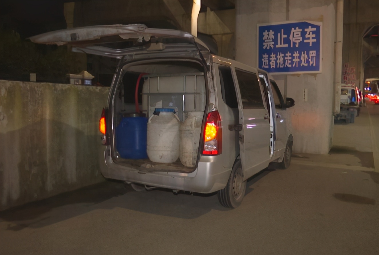 贵阳两男子用面包车运输化学品甲醇！司机无证驾驶还酒驾？