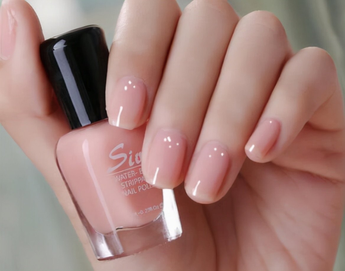 但涂在指甲上就跟指甲本来的粉色色泽一样,也算是经典透明色小清新