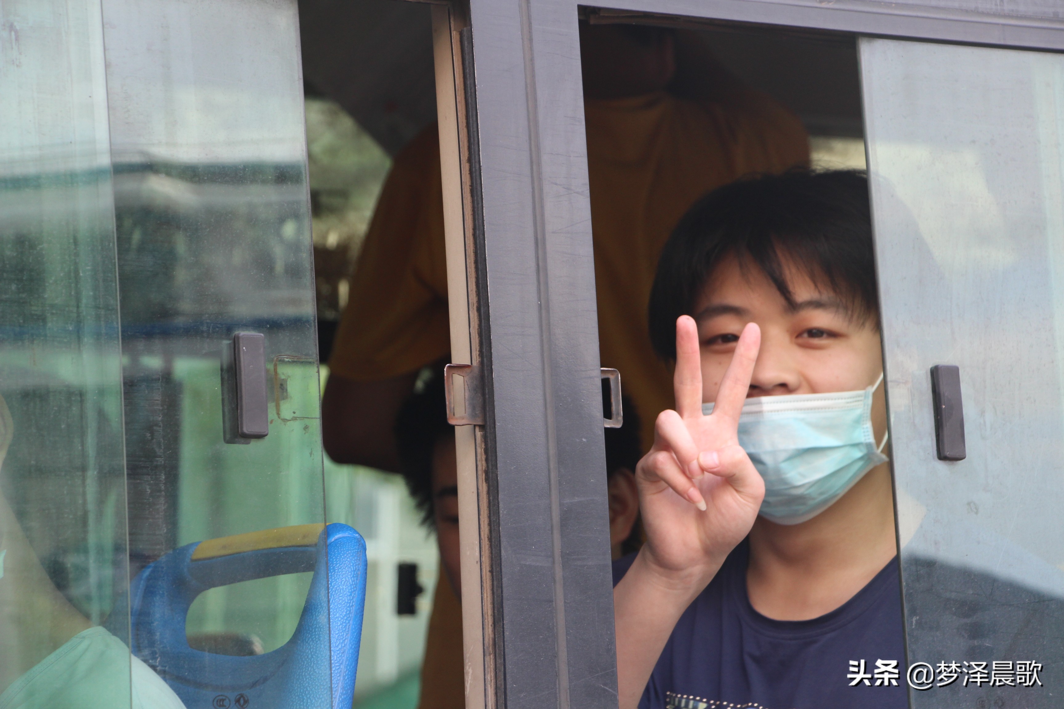 高考结束考生有序离开校园