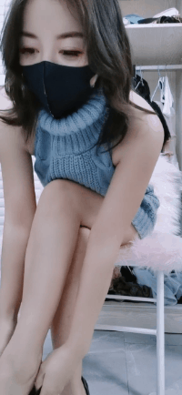 邪恶美女动态图片：妹子看到了什么，如此的渴望！