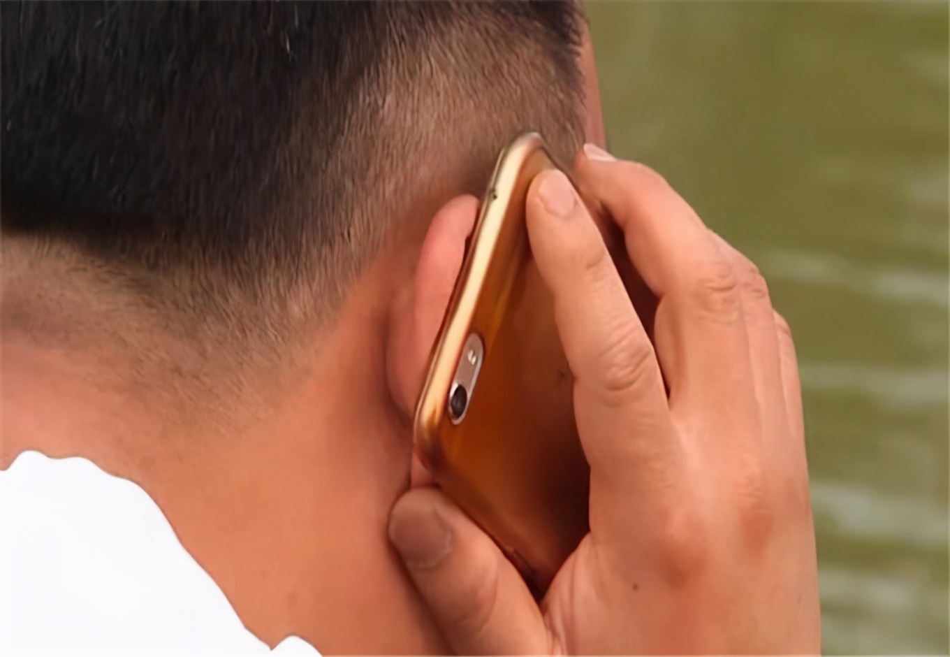 男子用自己身份帮朋友开公司 谁料公司欠债 男子莫名背上百万债务