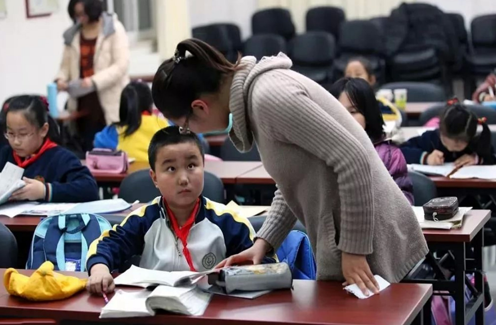 退休老师不能开补课班？老教师被人举报，教育部回应让人安心