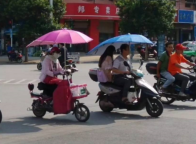 电动车安装遮阳伞为夏季降温，却属于违规？到底能不能安装惹争议