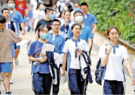 高考结束第一天，葛大爷终于现身，笑着说：不好意思又出难了