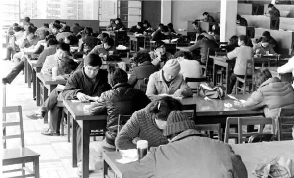 老照片回顾高考43年：马云高考数学1分，刘强东志愿当官...