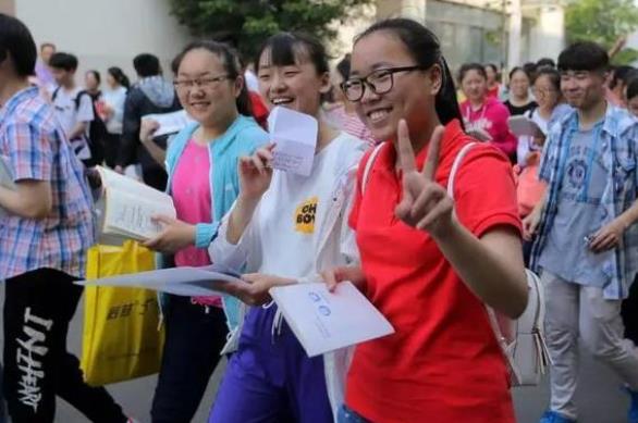 高考当天为什么不能穿校服？原因或不止一条，听听老师怎么说