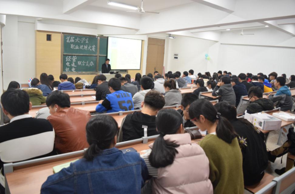 大学副班长的职责是什么（大学里哪些）