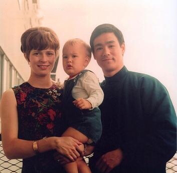 鲍德温射死摄影师调查进展，李小龙女儿发声，李国豪曾死于道具枪