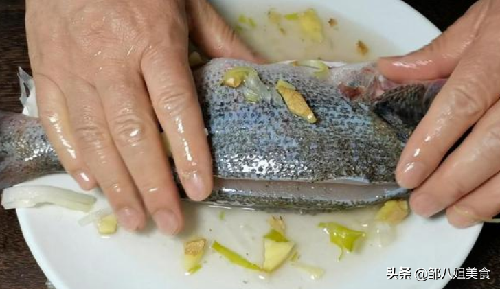 ​鱼肉蒸好为什么又硬又腥？原因有三点，教你正确做法，鱼肉嫩又香