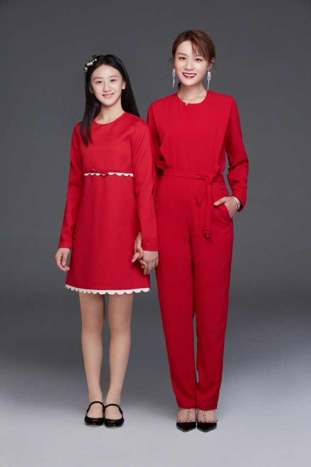 幸福！田亮重现8年前与女儿温情瞬间，单手抱13岁森碟直呼费劲